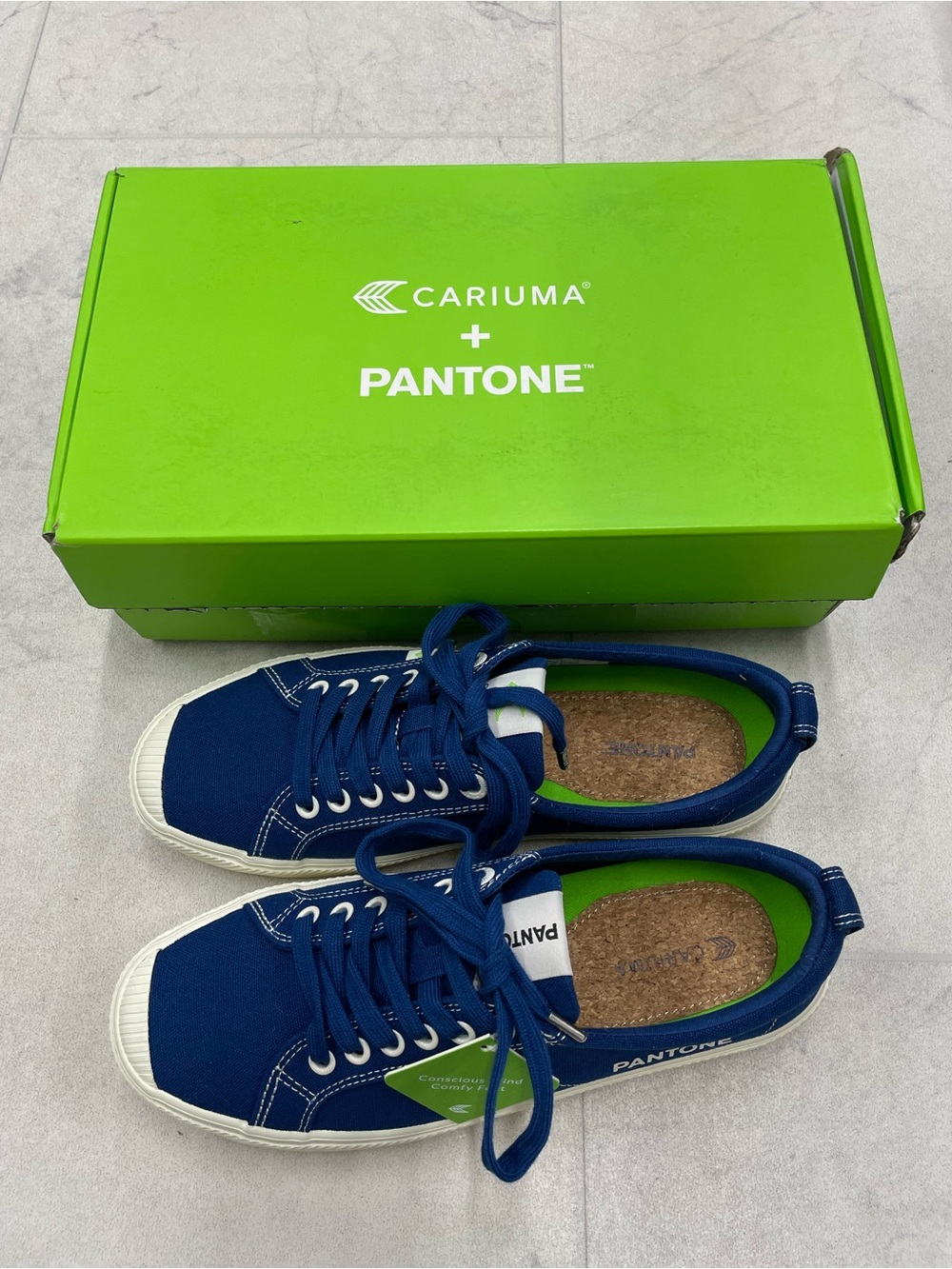 (CA-9) Cariuma OCA Low Pantone Canvas Contrast Thread